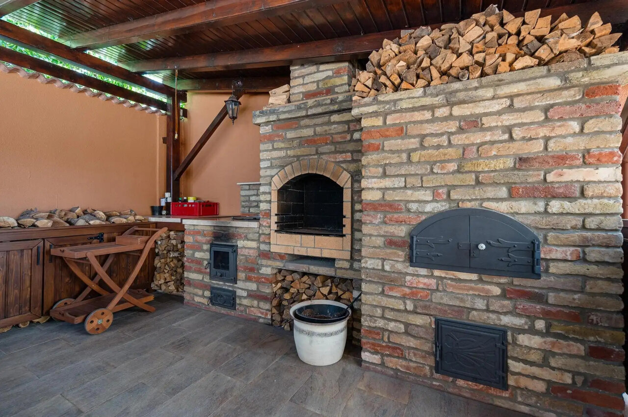 Covered terrace with outdoor kitchen and oven