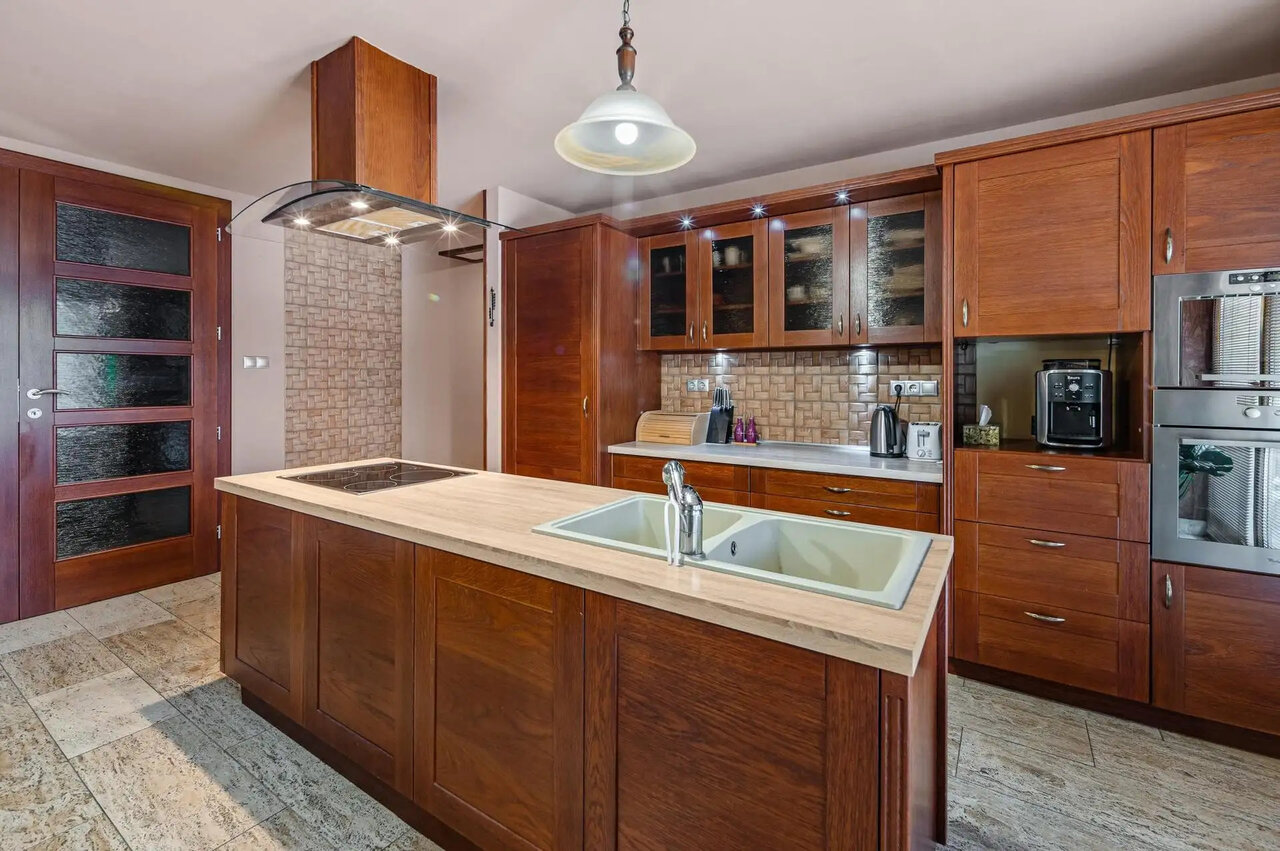 Modern fitted kitchen with kitchen island
