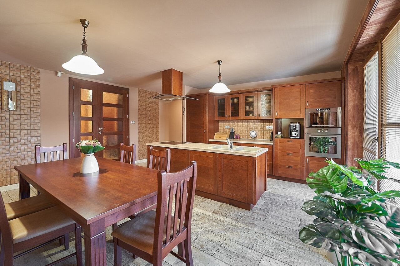 Modern kitchen with dining area
